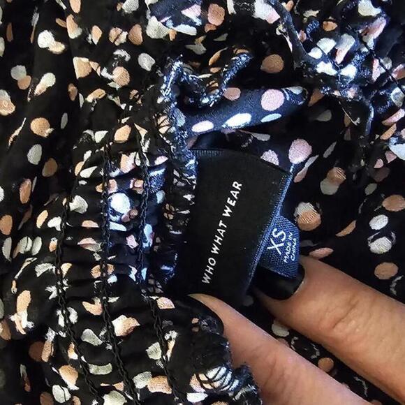 Chic Black Floral Blouse with Ruffled Sleeves - Picture 4 of 5